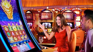 Pengguna Indonesia bermain slot online musangwin88 dari smartphone saat bersantai di rumah